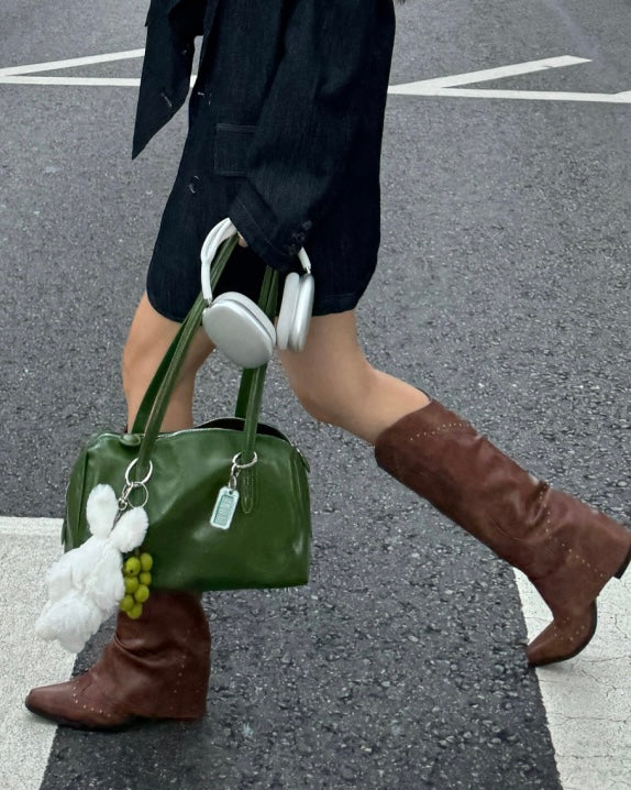 𝗺𝗶𝗹𝗮 𝗸𝘂𝗻𝗶𝘀 - 𝗰𝗼𝘄 𝗹𝗲𝗮𝘁𝗵𝗲𝗿 𝗯𝗼𝘀𝘁𝗼𝗻 𝗯𝗮𝗴