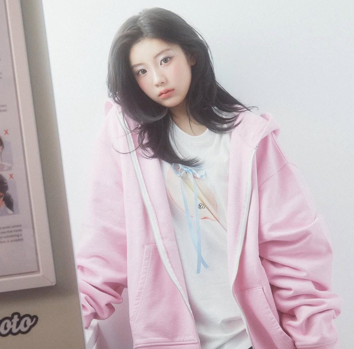 [𝗜𝗟𝗟𝗜𝗧 𝗪𝗢𝗡𝗛𝗘𝗘] 𝗮𝗽𝗽𝗹𝗲 𝗵𝗼𝗻𝗲𝘆 𝘄𝗵𝗶𝘁𝗲 𝘁𝗲𝗮 - 𝗿𝗶𝗯𝗯𝗼𝗻 𝗴𝗿𝗮𝗽𝗵𝗶𝗰 𝘁𝗲𝗲